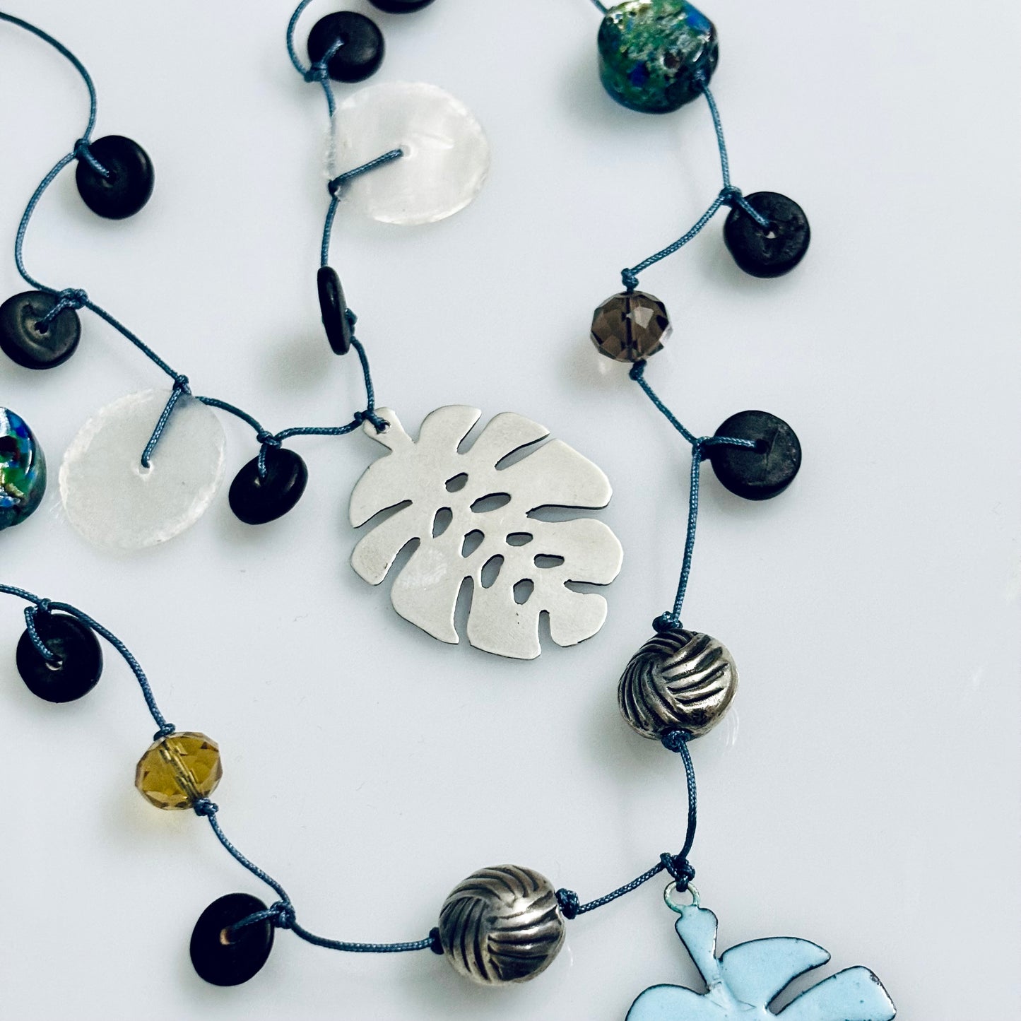 Collar hojas monsteras