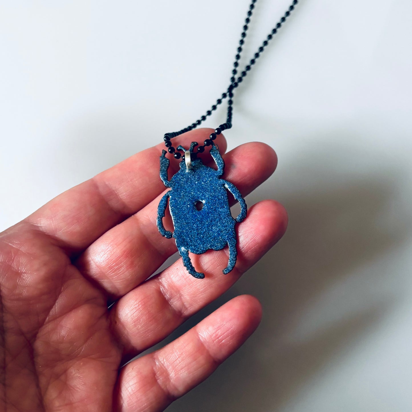 Collar escarabajo dibujado