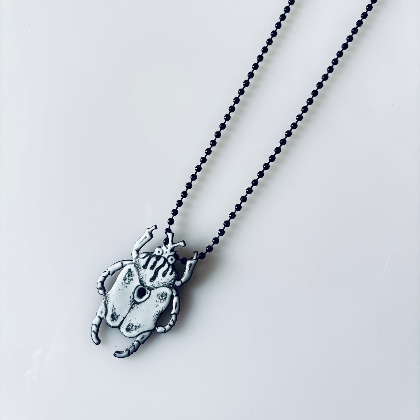 Collar escarabajo dibujado