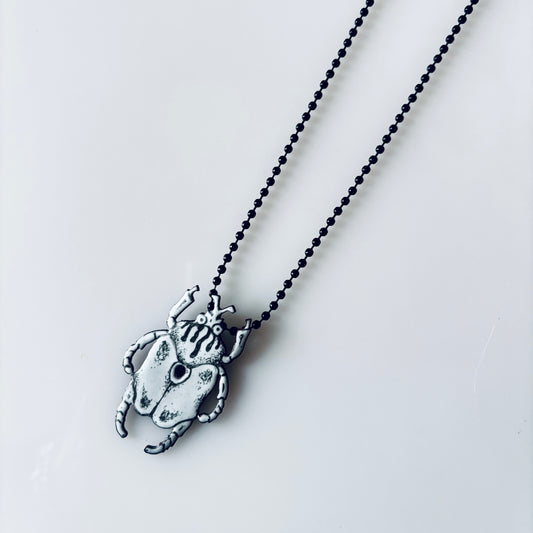 Collar escarabajo dibujado