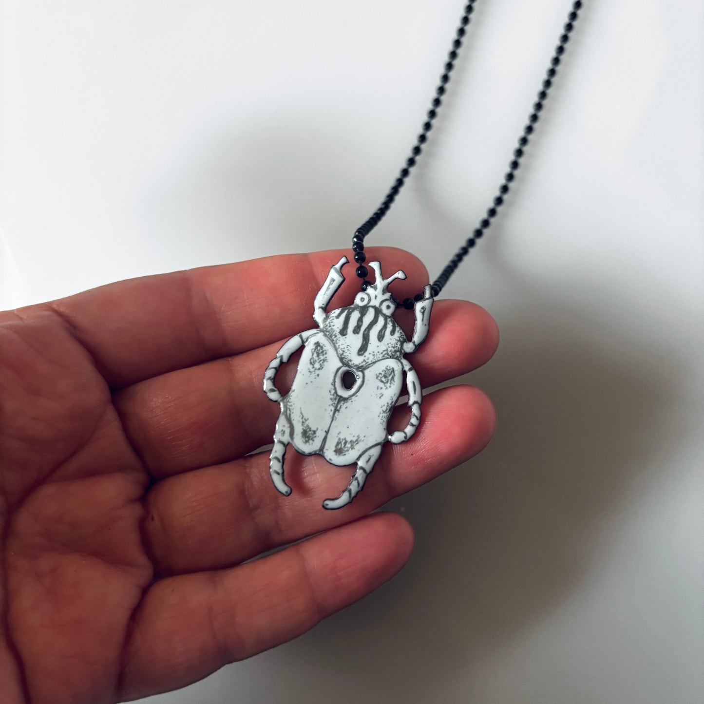 Collar escarabajo dibujado