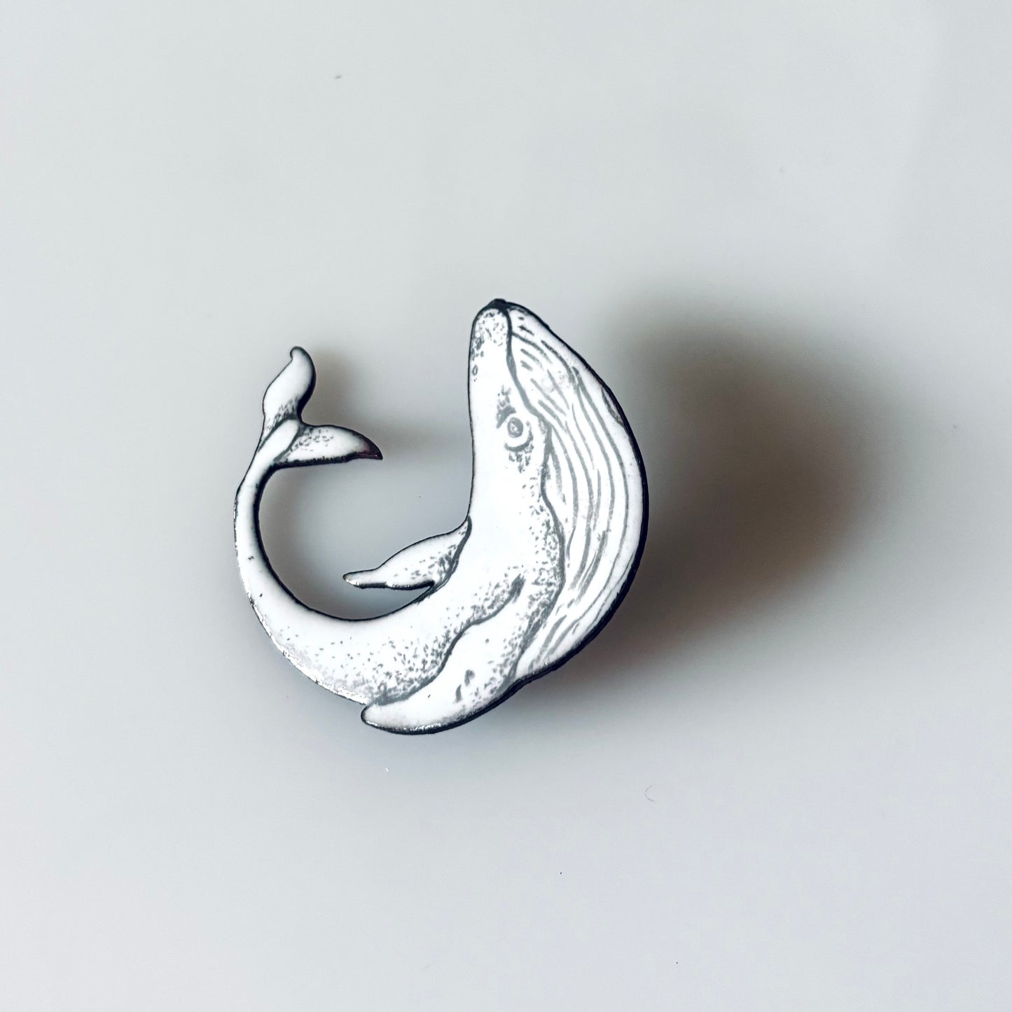 Prendedor ballena curva